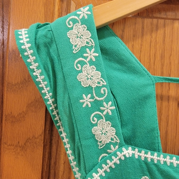 NWT Boutique green embroidered top. - Picture 3 of 4